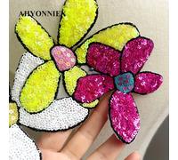 TEMU Un paquete de parches de tela con lentejuelas de tres flores blancas, amarillas y moradas para ropa