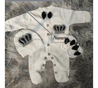 TEMU Una camiseta de bebé tradicional con bordado personalizado, diseñada para bebés de un mes a un año, lo que la convierte en una opción de regalo única para los más pequeños, para exteriores.