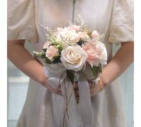 TEMU Una novia sosteniendo un ramo de flores para un matrimonio estilo coreano, con un arreglo floral de adecuado para una sesión de fotos con temática de bosque.