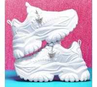TEMU Zapatillas deportivas de gruesa para mujer, con aumento de 7 cm, diseño casual elegante. Incluyen mariposas plateadas brillantes metálicas con temática y cadenas decorativas.