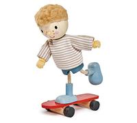 Tender Leaf Toys Muebles de Muñecas: Puño/Edward y Su Monopatín 9x3,5x10cm, en Madera, en Caja 11,5x5,2x17,8cm, 3+