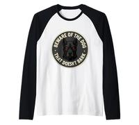 Tenga cuidado con el perro que no ladra silenciosos adolescentes de artes marciales Camiseta Manga Raglan