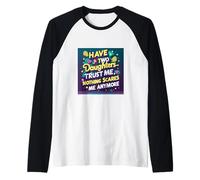 Tengo Dos Hijas confían en mí, ya Nada me Asusta. Camiseta Manga Raglan