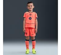Tercera equipación Stadium FC Barcelona 2025/26 Equipación de tres piezas de fútbol Nike Dri-FIT Total 90 - Niño/a pequeño/a - Naranja L