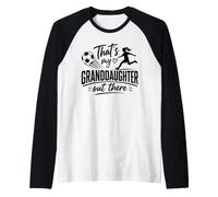 That's My Granddaughter out There Soccer Grandma Grandpa Camiseta Manga Raglan