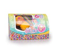 The Bellies from Bellyville - The Baby Bellies Yumi Yummy, color amarillo, muñecos bebé para cuidar, suaves y blanditos con 6 sorpresas diferentes, divertidos, se balancean, +3 años, Famosa (BEE08300)