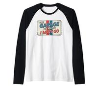 The Garage Is Calling I Must Go Camiseta Manga Raglan