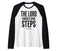 The Lord Guides Our Steps Proverbios 16:9 Versículo de la Biblia Camiseta Manga Raglan