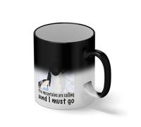 The Mountains Are Calling And I Must Go Funny Penguin Mug - Ironic Meme Coffee Cup - Sarcastic Hiker Gift Taza de café negro mágico Mug
