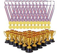 THE TWIDDLERS Set de 48 Trofeos y Medallas para Niños (24 Mini Copas, 24 Medallas de Oro) - Formato Ahorro para Competiciones Deportivas, Cumpleaños, Fiestas y Premios Escolares