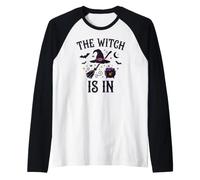 The Witch Is In Funny Halloween Moon Broom Camiseta Manga Raglan