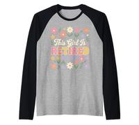 This Girl Is Retired EST 2026 Diseño Floral Camiseta Manga Raglan