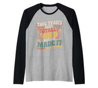 This Year'S Been Totally Wild But We Made It - Camiseta Manga Raglan