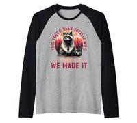 This Year'S Been Totally Wild But We Made It Camiseta Manga Raglan