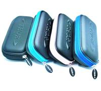 THOR-DARTS Funda negra para dardos con cremalleras, con texto en relieve de Thor, funda para dardos, para 3 dardos, color negro, Negro-azul claro-blanco, Logotipo de THOR en la clásica bolsa de dardos