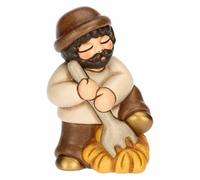 THUN - Hombre con horca y heno marrón de cerámica, 5,2 x 4,3 cm, Altura 7,9 cm, colección Belén Clásico