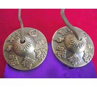Tibetanos budistas Astamangala Campanas de la mano en la cuerda de cuero; relieve con los 8 símbolos budistas de la Felicidad - Diámetro 60 mm; viene en una bolsa con cordón de raso. Uso como ayuda para la meditación; para despejar el espacio, la curación - Vendido por dones espirituales. Por lo general, enviamos dentro de 2 días laborables.