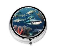 Tiburones bajo el mar. Este pequeño pastillero redondo de viaje de tres compartimentos es perfecto para almacenar medicamentos diarios, vitaminas y sobre la marcha.