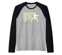 Tócame y tu primera lección de karate es gratis y divertido Camiseta Manga Raglan