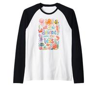 Todos Somos Diferentes Ninguno de Nosotros es Menos Consciente del Autismo Camiseta Manga Raglan