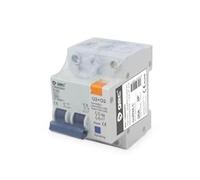 Toma corriente triple Schuko con toma de tierra y 2 puertos USB, ideal para cargar dispositivos y conectar múltiples aparatos eléctricos.