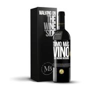«Tomo más vino que buenas decisiones» Mensaje en una Botella. Vino Tinto Premium Reserva 12 Meses + Gift Box. Etiqueta Negra PERSONALIZABLE