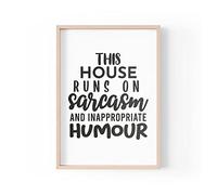 Tongue in Peach Impresión divertida de cita | Home Prints Banter | Esta casa funciona con sarcasmo y humor inapropiado | A4 A3 A5 | Marco no incluido* - A4 - PBH4