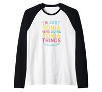 Tonia está aquí Haciendo Cosas graciosas con el Nombre de Tonia Camiseta Manga Raglan