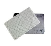 Tonic Studios Tim Holtz Tabla de Corte de Vidrio 40 x 26 cm - Travel Glass Media Mat - Bolsa Protectora, Antideslizante & Rejilla - Base Resistente al Calor para Embossing, Estampado & Manualidades