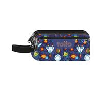 TOTTO - Estuche Escolar 3 Compartimentos, Modelo Agapec, Estuche Grande, Dimensiones 23 x 11.5 x 10.5 cm, Asa Lateral, Tiradores Ergonómicos con PVC, Tejido Resistente, Estampado Space Blue