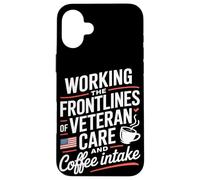 Trabajando en la primera línea del cuidado de veteranos y la enfermera de VA de café Carcasa para iPhone 16 Plus