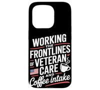 Trabajando en la primera línea del cuidado de veteranos y la enfermera de VA de café Carcasa para iPhone 15 Pro