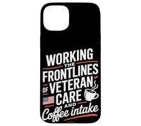 Trabajando en la primera línea del cuidado de veteranos y la enfermera de VA de café Carcasa para iPhone 15 Plus