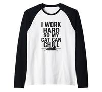 Trabajo duro para que mi gato pueda enfriarse. Estilo vintage. Camiseta Manga Raglan