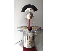 Traje Lorica segmentata de centurión romano de Historicalmuseumstore con armadura y casco con adorno de color negro.
