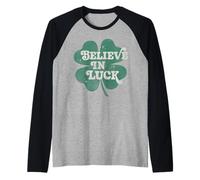 Trendy Apparel St. Patrick's Day Believe In Luck Clover Logo Camiseta Manga Raglan