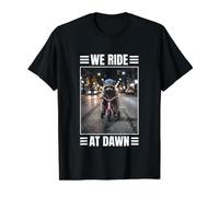 Triciclo de Mapache We Ride At Dawn Funny Retro Animal Camiseta gráfica económica, Hombre, Negro, L