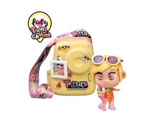 Trotties - Mini Travel Camera - Lucy, bolsito con Forma de cámara con Mini muñeca Lucy para niños y niños +3 años Famosa (TFT21100)