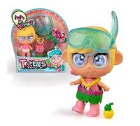 Trotties - Travel Outfits Mini Lucy, 1 Mini muñeca, ropita de Verano y Accesorios de Playa como Gafas Snorkel, Pegatinas y Mapa de colección, 3 Modelos Diferentes, +3 años, Famosa (TFT06300)