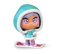 Trotties - Travel Outfits Mini Trottie Emma, 1 Mini muñeca, ropita de Invierno y Accesorio Tabla de Snowboard, Pegatinas y Mapa de colección, 3 Modelos Diferentes, +3 años, Famosa (TFT06100)