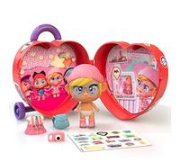 Trotties - Trolley Mini Lucy, pequeño maletín con 1 muñeca, ropita y Accesorios, 2 escenarios de Fondo y Pegatinas, Guarda y Llevar a Todas Partes, 4 Modelos, +3 años, Famosa (TFT05400)