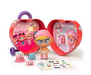 Trotties - Trolley Mini Lucy, pequeño maletín con 1 muñeca, ropita y Accesorios, 2 escenarios de Fondo y Pegatinas, Guarda y Llevar a Todas Partes, 4 Modelos, +3 años, Famosa (TFT05400)