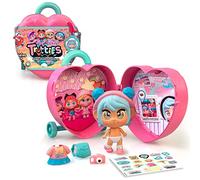 Trotties - Trolley Mini MIA, pequeño maletín con 1 muñeca, ropita y Accesorios, 2 escenarios de Fondo y Pegatinas, Guarda y Llevar a Todas Partes, 4 Modelos, +3 años, Famosa (TFT05200)