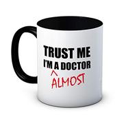 Trust Me I'm A Doctor (Casi) - Taza de café de cerámica divertida
