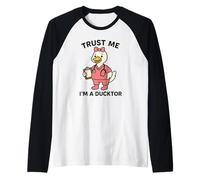Trust Me I'm a Ducktor Funny Female Duck Nurse Quack Doctor Camiseta Manga Raglan