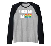 Trust Me I'm Gay Pride Statement Design Bold LGBTQ Ally Love Camiseta Manga Raglan