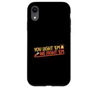 Tú los enciendes y nosotros luchamos contra ellos Carcasa para iPhone XR