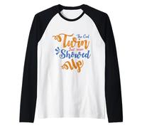 Twins Just Showed Up Funny Brother Sister Hermano Coincidencia Camiseta Manga Raglan