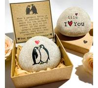 UIDMEN Regalo romántico de guijarros de pingüino personalizado, juego de caja de regalo para parejas, guijarros de pingüino pintados a mano, con tarjeta de felicitación, regalos para ella, novia