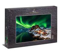 Ulmer Puzzleschmiede - Puzzle Aurora Boreal - Puzzle de 1000 Piezas - La Aurora Boreal sobre el Pueblo pesquero de Hamnoy, Lofoten, Noruega